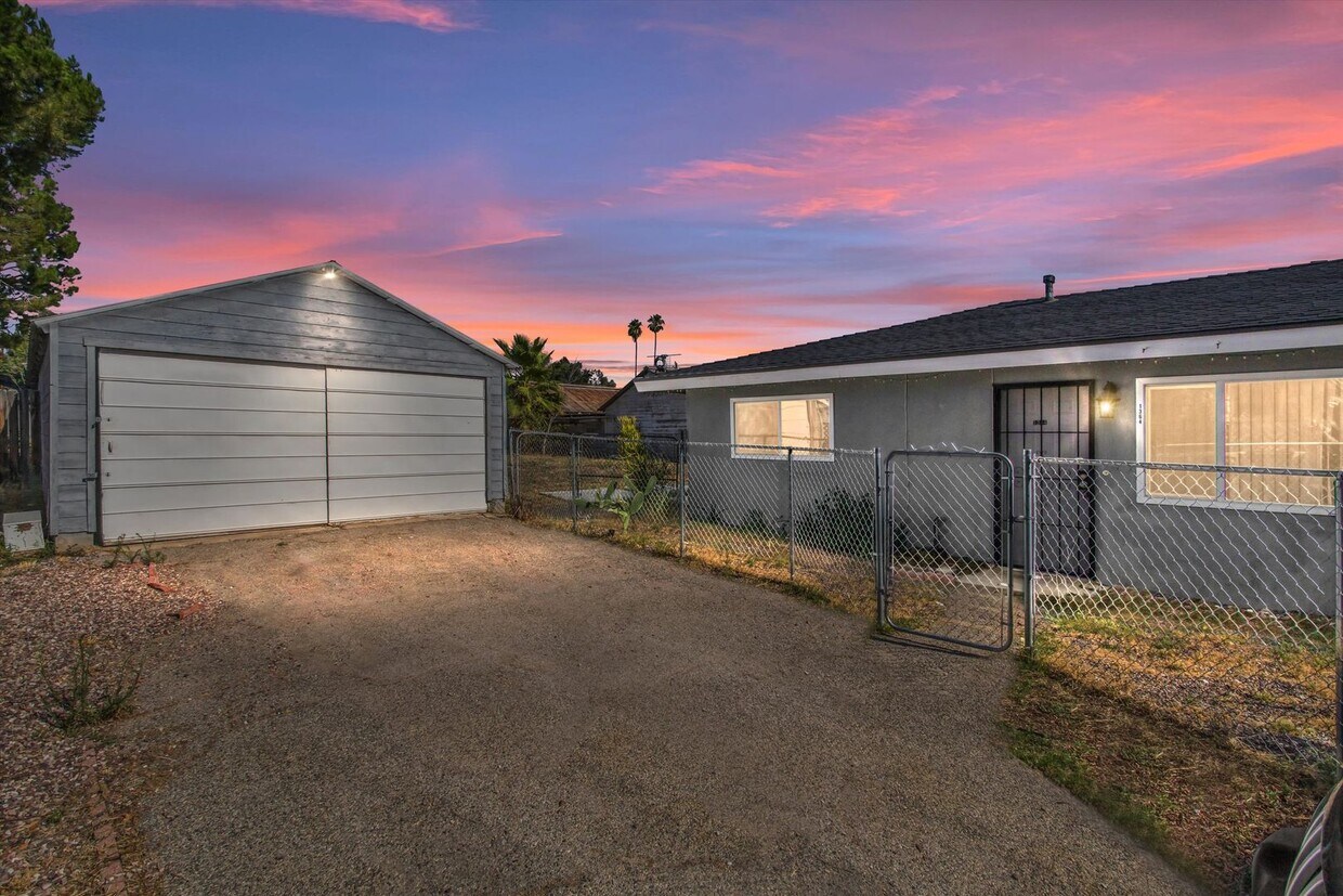 Foto principal - 2 bedroom Duplex with Huge yard!