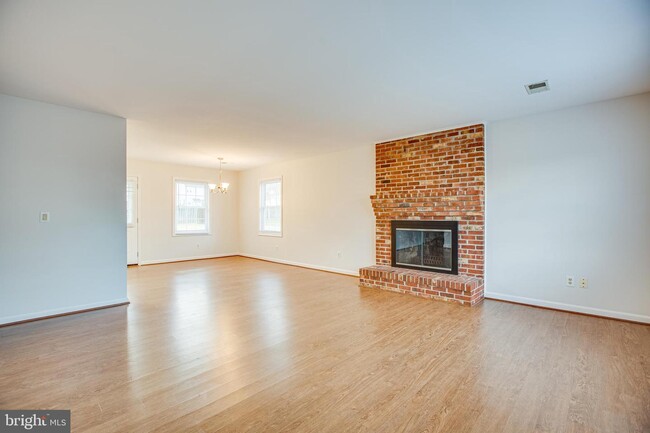 Building Photo - 907 Eastern View Dr