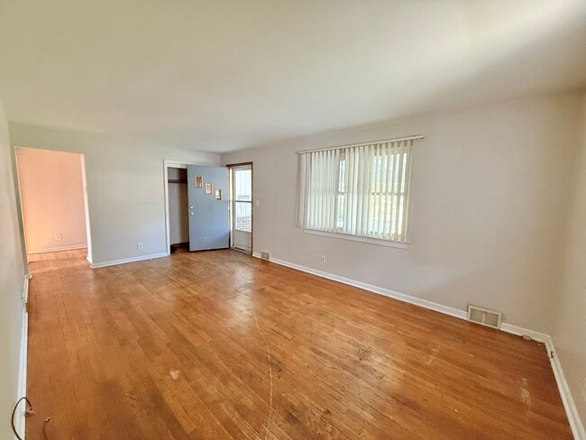 Living Room - 532 N Dunlap Ave