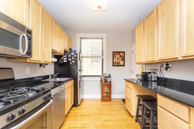 Building Photo - 909 W Cornelia Ave