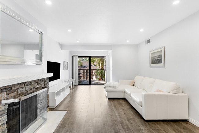 Building Photo - 6275 Canoga Ave