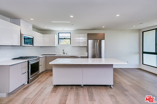 Foto del edificio - 328 N Maple Dr