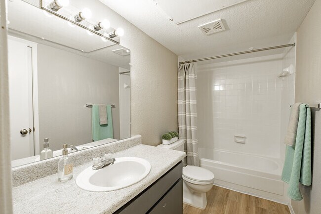 Baño - 8700 Broadway