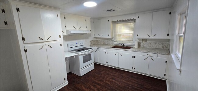 Foto del edificio - 2266 Young Rd