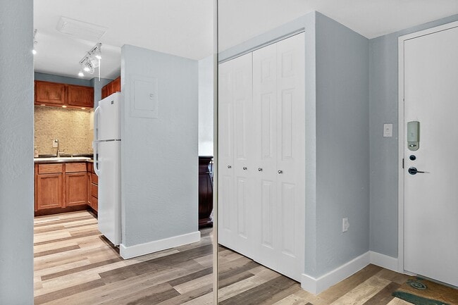 Building Photo - Spacious Oceanfront Condo