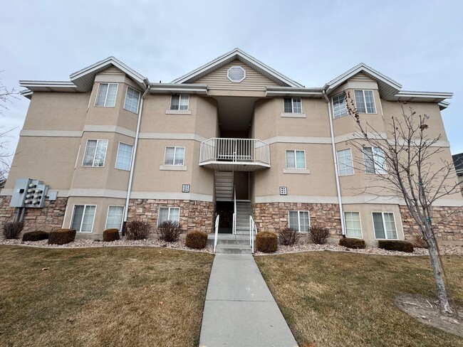 Building Photo - Great 2 bed 1 bath condo located in Countr...