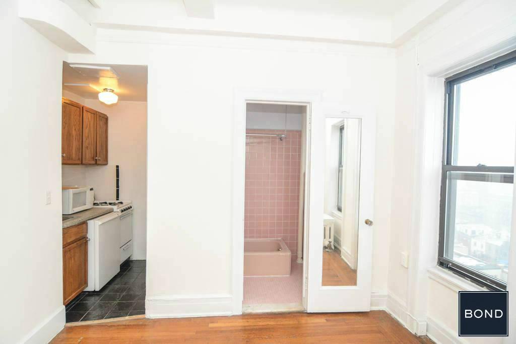 Building Photo - 19 W 69th St