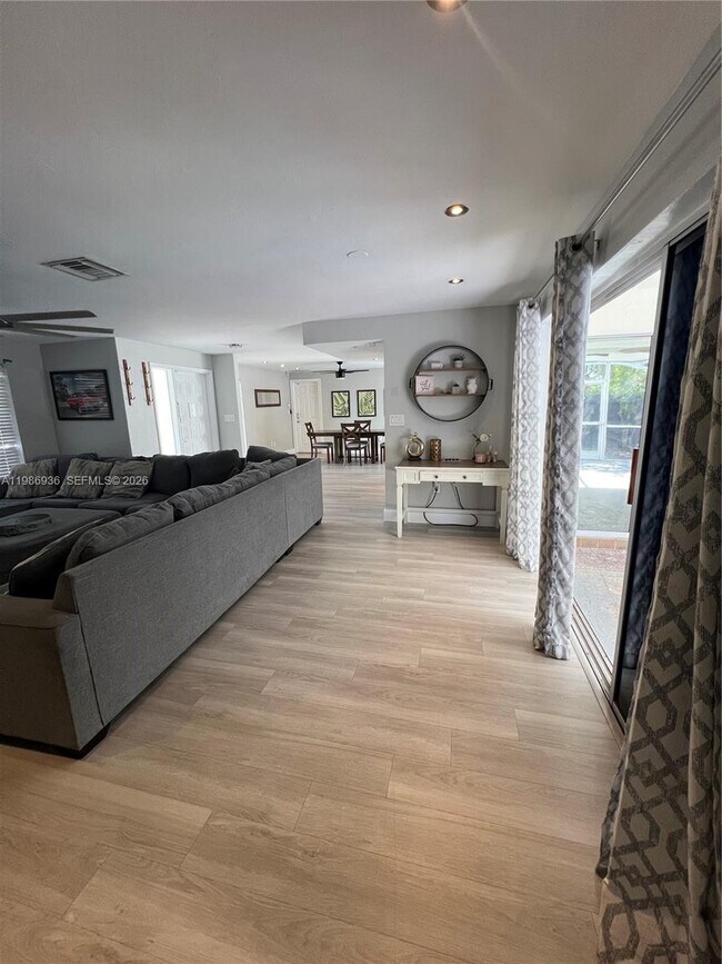 Foto del edificio - 7328 Pebble Beach Rd