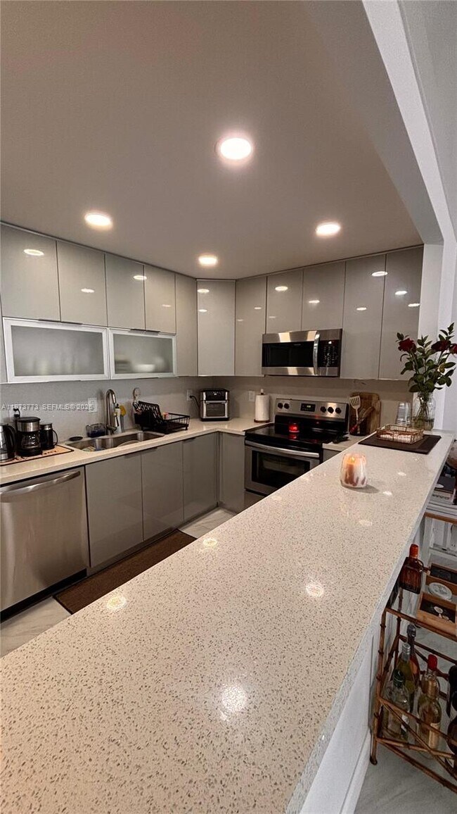 Foto del edificio - 19390 Collins Ave