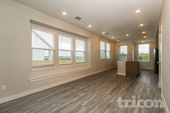 Foto del edificio - 605 Raglands Rd