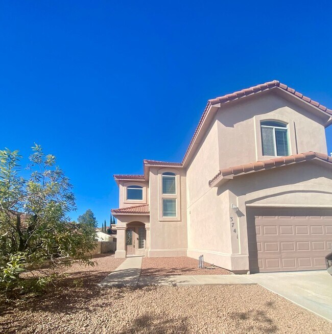 Foto del edificio - 3742 Piedras Negras - Comfortable Two Story 4 Bedroom Home in Great Location!