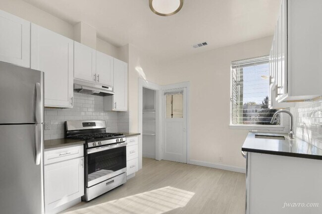 Building Photo - 610 Ashbury St