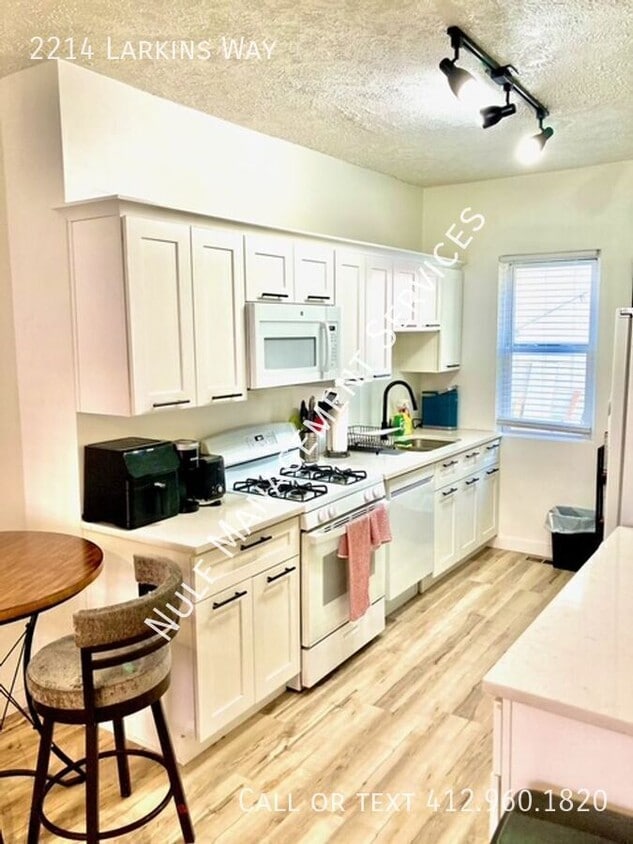 Photo - 2214 Larkins Way-