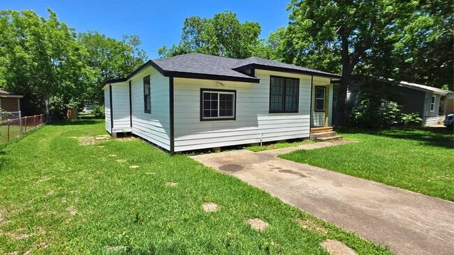 Building Photo - 502 Azalea Dr