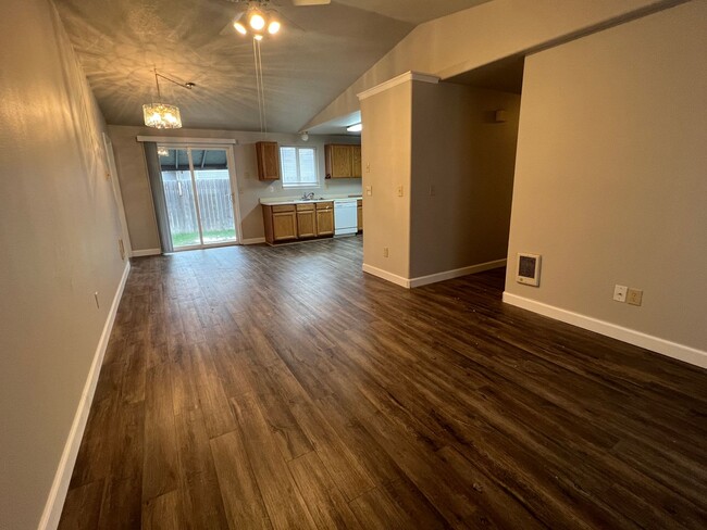 Building Photo - Single level home in Redmond!