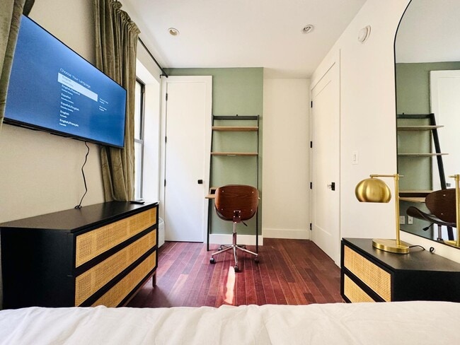 Foto del edificio - Furnished room/NOT APARTMENT