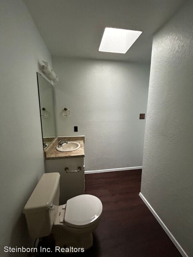 Building Photo - 2 br, 1 bath House - 447 Yale Dr.
