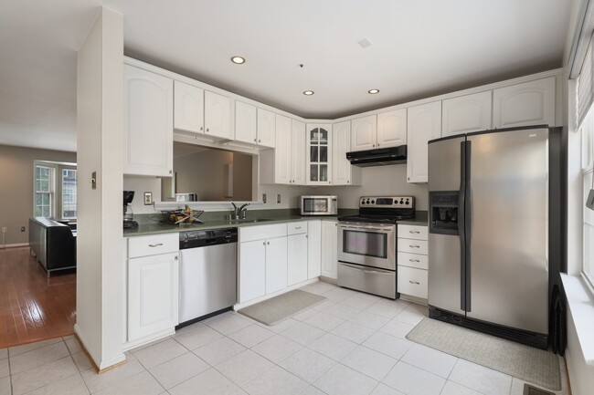 Kitchen - 3914 Elite St
