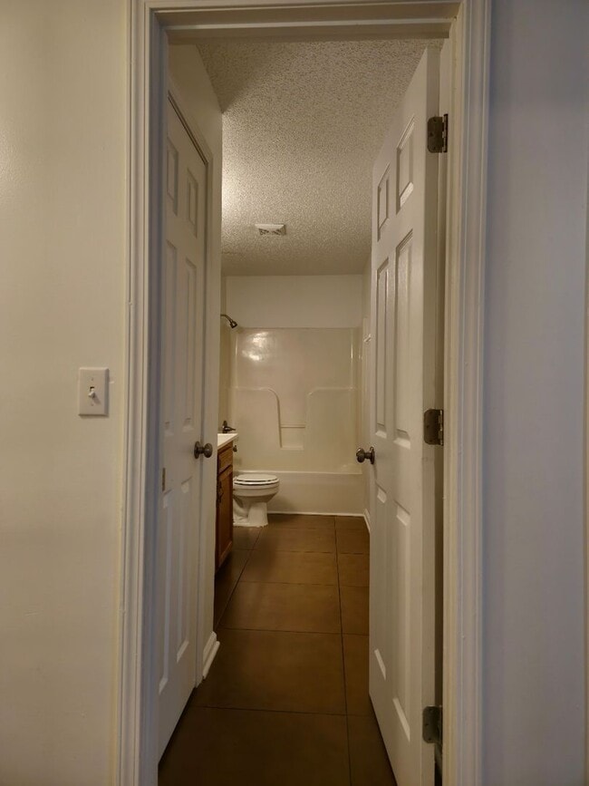 Building Photo - Gorgeous 4 bed 2 bath unit available soon!