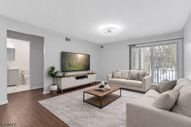 Foto del edificio - 56 Maple Ln