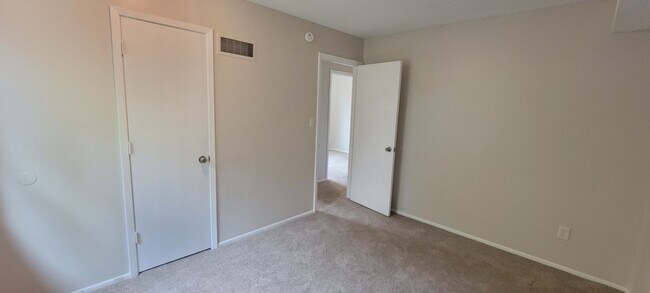 Foto del edificio - Beautiful three bedroom with fenced in yard