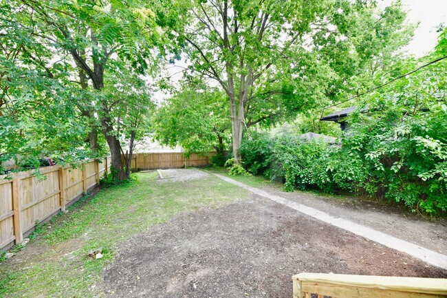 Building Photo - 3634 N Kenwood Ave