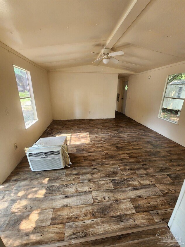 Foto principal - 6212 Montgomery Ave