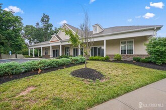 Building Photo - 723 Lorhan Dr