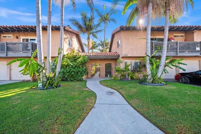 Building Photo - Fabulous University Heights location!