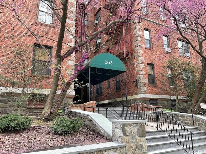Primary Photo - 663 Locust St