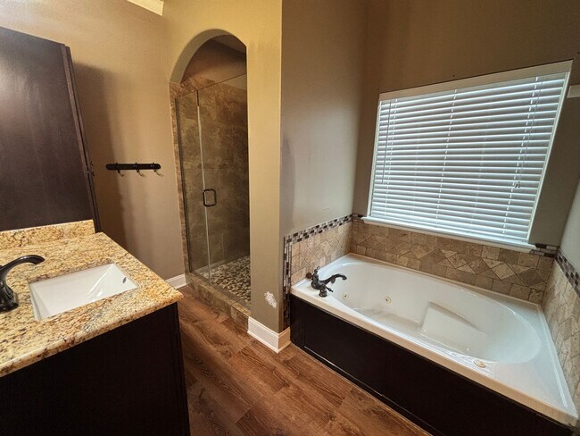 Building Photo - 4 BEDROOM BLANCHARDH HOME NEAR I49
