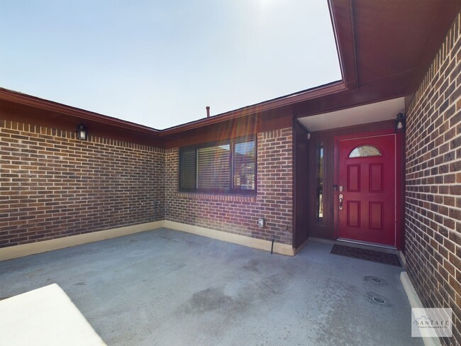 Building Photo - Beautifully Remodeled single Level Home Av...