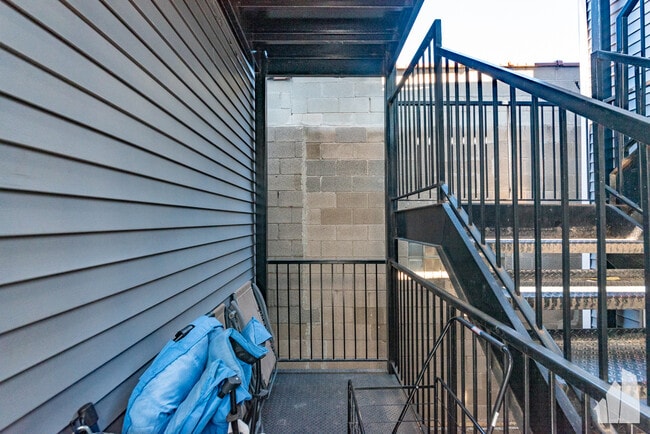 Building Photo - 2437 N Ashland Ave