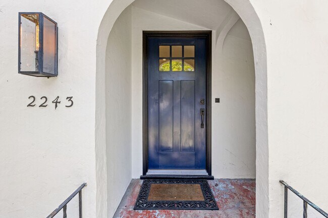 Foto del edificio - Renovated 2 bdrm 1 bath home w/ air condit...