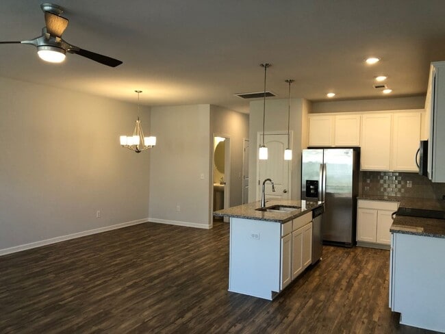Foto del edificio - Beautiful Open Concept 3 BR 2.5 Bath Townhome