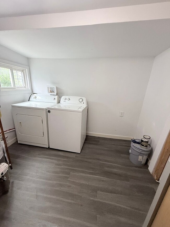 Building Photo - Spacious 3 Bedroom Duplex Near McConnell A...