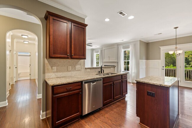 Foto del edificio - Stunning and HUGE 5Bed/3Bath in Holly Spri...