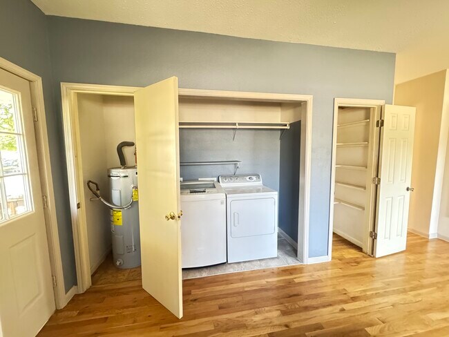 Cuarto de servicio - 709 E Elmira St