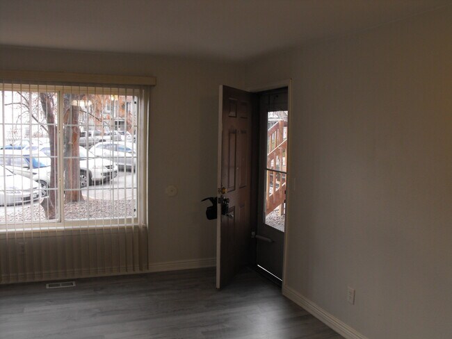 Sala de estar con vista hacia la puerta de entrada. - 165 S Sable Blvd