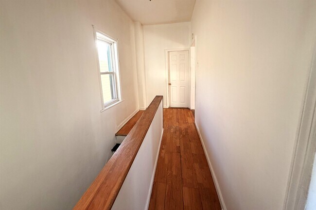 Foto del edificio - 1011 Paterson Plank Rd