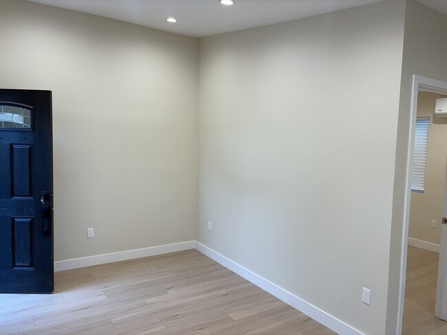 Foto del edificio - 14817 Tupper St