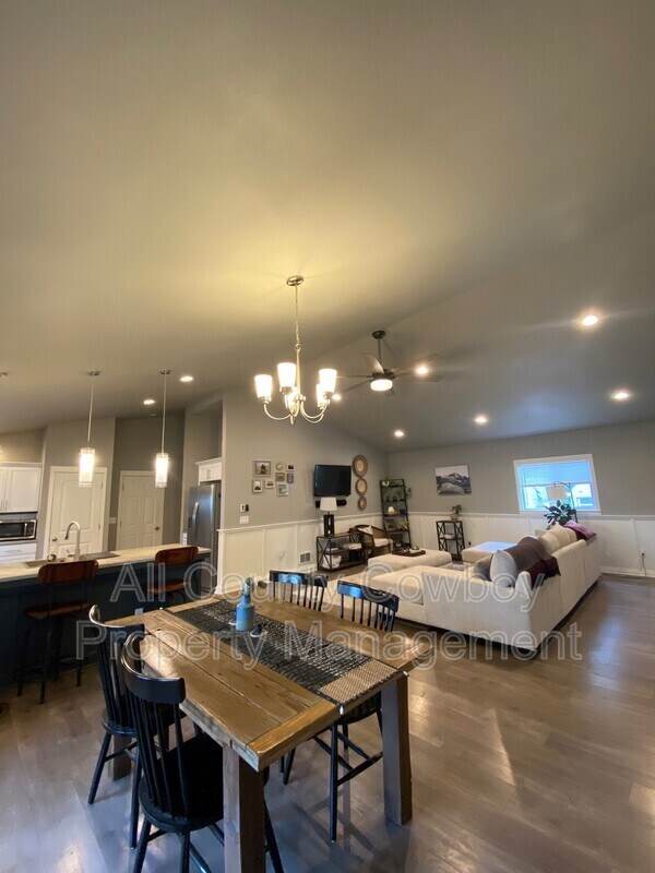 Foto del edificio - 352 N. Cedar St