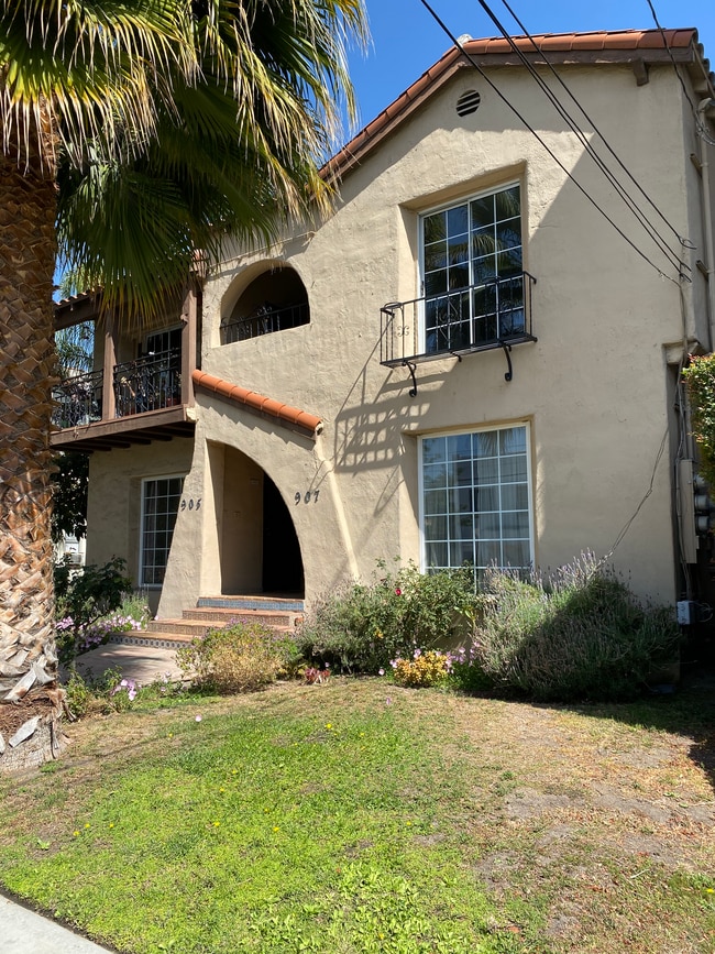 Building Photo - 907 E Chevy Chase Dr