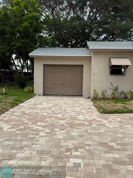 Building Photo - 237 E Ilex Dr