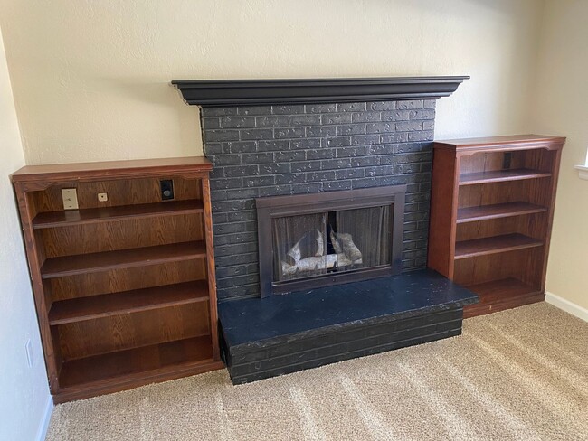 Foto del edificio - Great corner lot home backing up to open s...