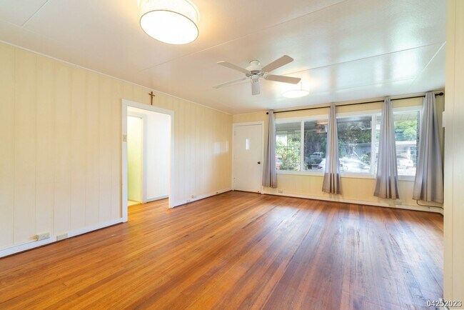 Foto del edificio - 3 Bedroom 1 Bath - Pets Negotiable - $2,800 - 1288 Kaluawa Street