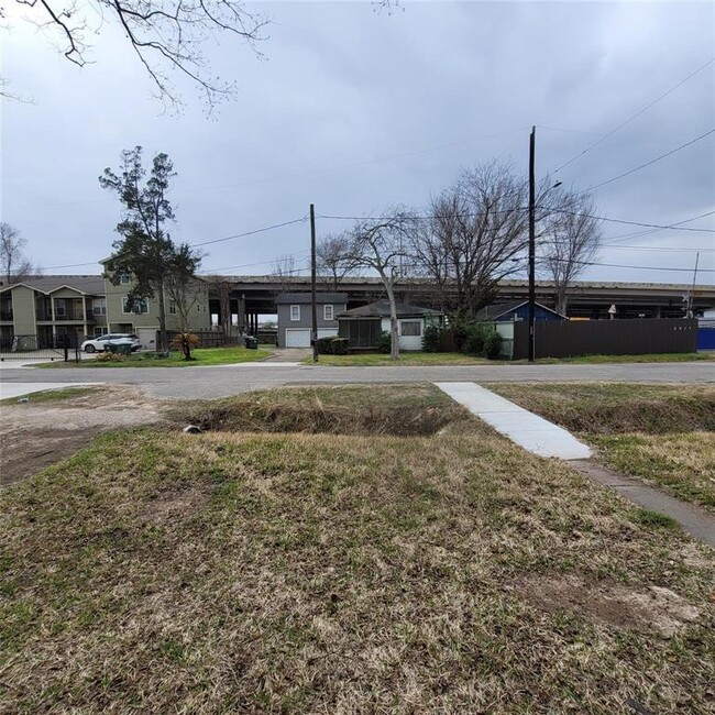 Building Photo - 6810 Bleker St