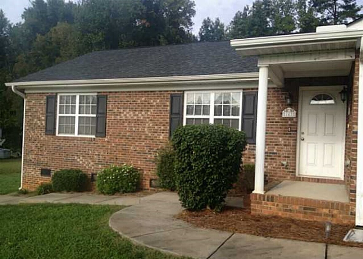 Foto principal - Newly Renovated 2 Bed/ 1 Bath Duplex - Lar...
