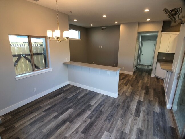 Foto del edificio - Charming 2-Bedroom Fully Remodeled Home with Giant Yard in the College West Area! |Available Imme...