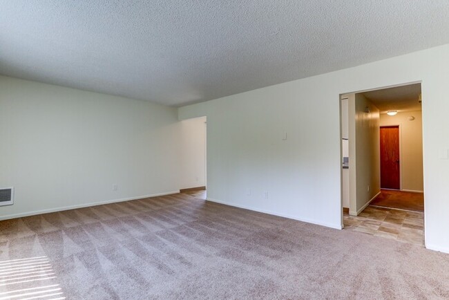 Building Photo - Ground Floor 2bed/1bath! With a private pa...